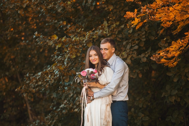 Pareja positiva en la naturaleza