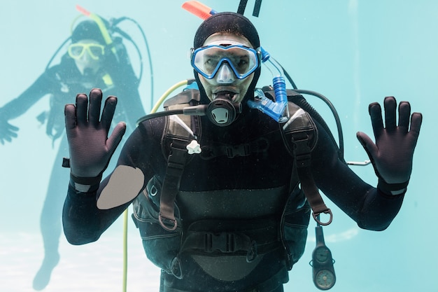 Pareja practicando buceo juntos