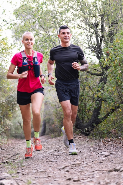 Pareja practicando trail running en el bosque