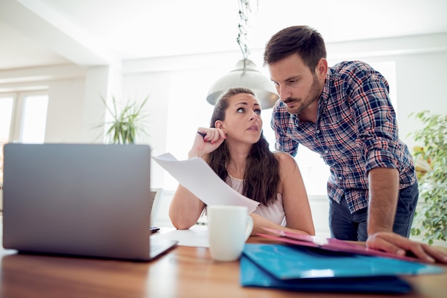 Pareja preocupada por su situación monetaria