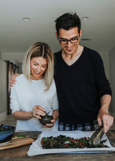 Pareja preparando una cena vegana