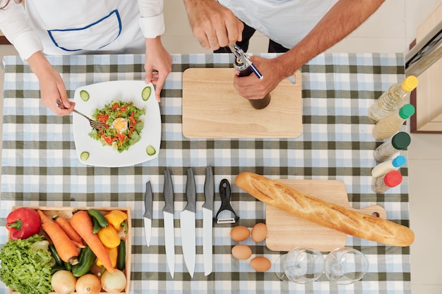 Pareja, preparando la cena