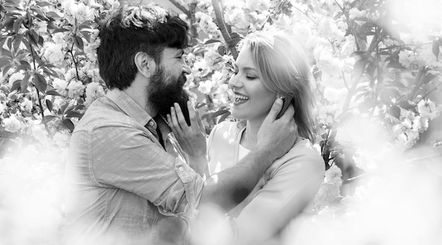 Pareja de primavera enamorada pareja de banner en vivo caminando en el parque de primavera y disfrutando de la hermosa sp