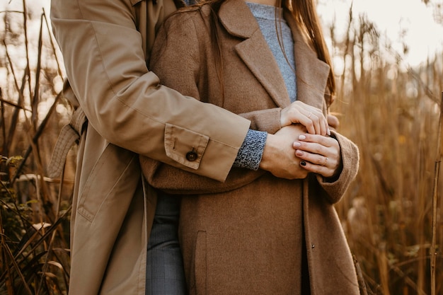 Foto pareja de primer plano abrazados