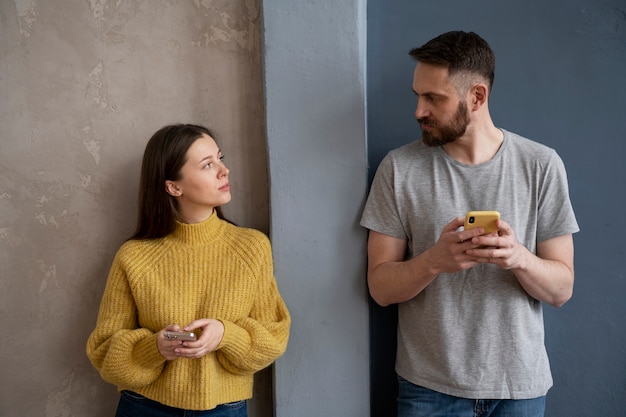 Foto pareja con problemas de comunicación