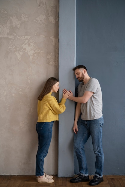 Foto pareja con problemas de comunicación