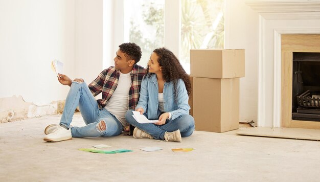 Pareja propietario y elección de pintura de color de la habitación juntos para la renovación y decoración de la pared de la casa Mujer joven y hombre en una relación que deciden sobre la reparación del hogar y la remodelación de la paleta interior