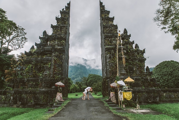 Pareja en la puerta de Handara, Bali