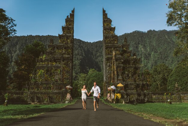 Pareja en la puerta de Handara, Bali