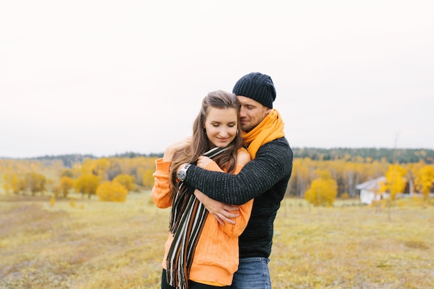 Pareja que se abraza, en, un, parque