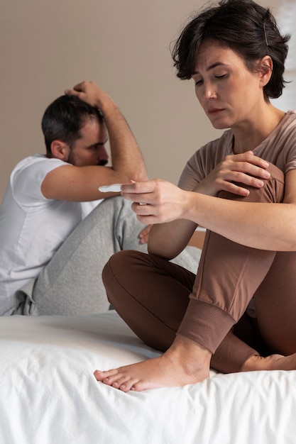 Foto pareja que sufre de infertilidad