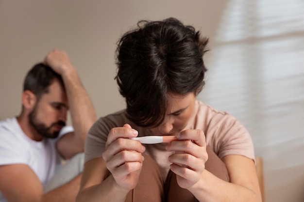 Foto pareja que sufre de infertilidad