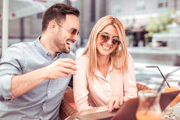 Foto pareja que tiene una reunión informal durante un descanso para tomar café