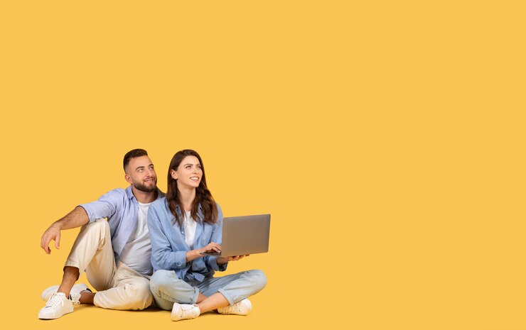 Una pareja que usa una computadora portátil juntos