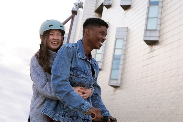 Una pareja que usa un scooter eléctrico para el transporte
