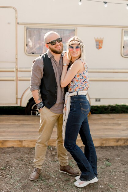 Pareja quedándose cerca del trailer