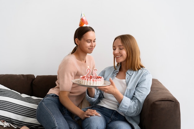 Foto pareja queer celebrando un cumpleaños juntos