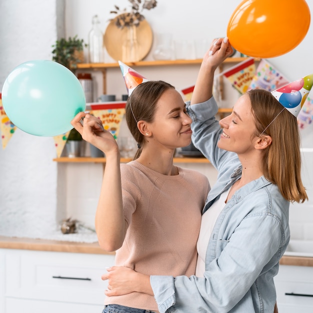 Foto pareja queer celebrando un cumpleaños juntos