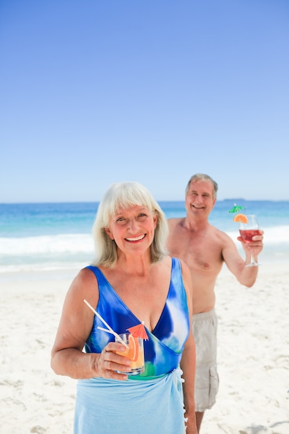 Pareja radiante en la playa