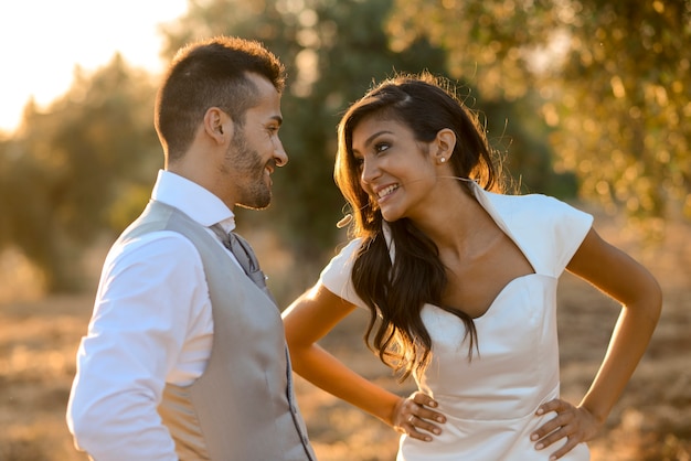 Pareja recién casada en el fondo de la naturaleza