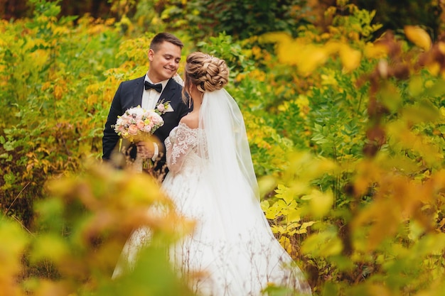 pareja, recién casados, en, amarillo, otoño, bosque