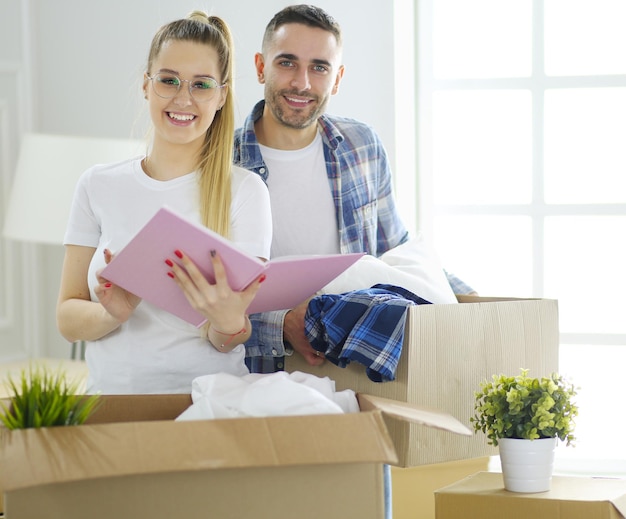 Una pareja de recién casados desempacando cajas y mudándose a un nuevo hogar Emoción positiva