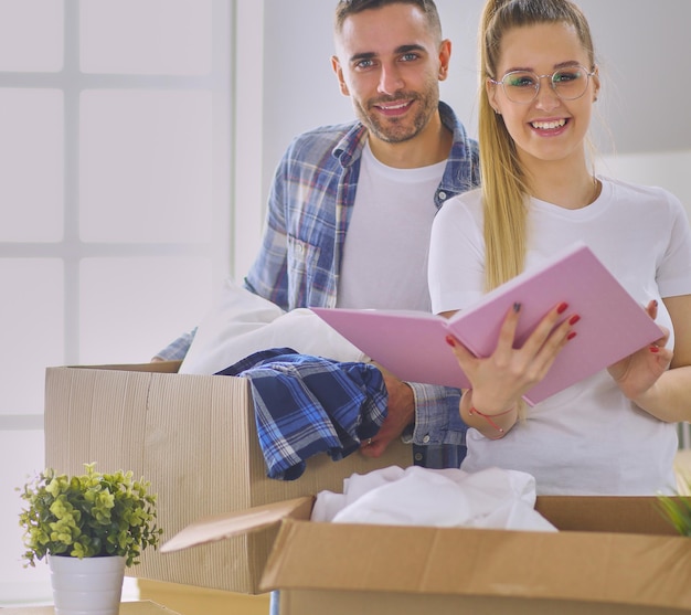 Una pareja de recién casados desempacando cajas y mudándose a un nuevo hogar Emoción positiva