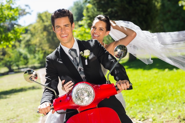 Pareja de recién casados ​​disfrutando de paseo en moto