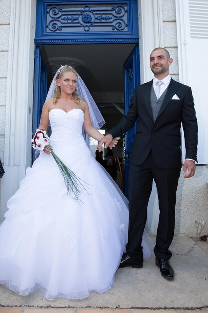 Pareja de recién casados enamorados felices juntos