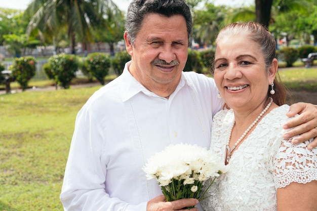 Pareja de recién casados maduros abrazándose el día de su boda