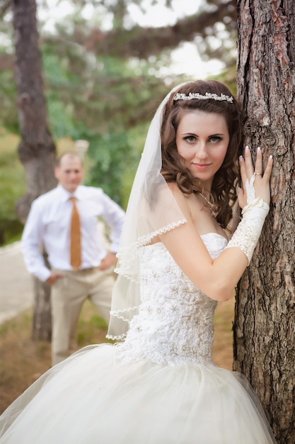 Pareja de recién casados posando en el parque otoño