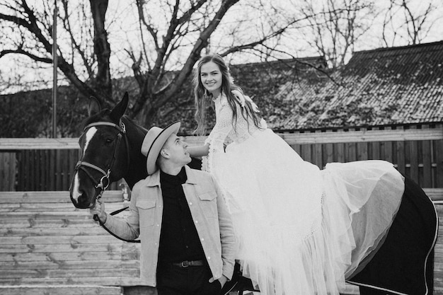 Pareja de recién casados en rancho en temporada de invierno BW photo