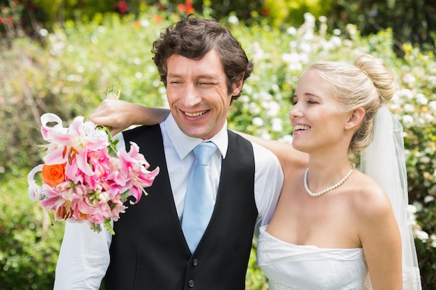 Pareja de recién casados ​​romántica sonriendo el día de su boda