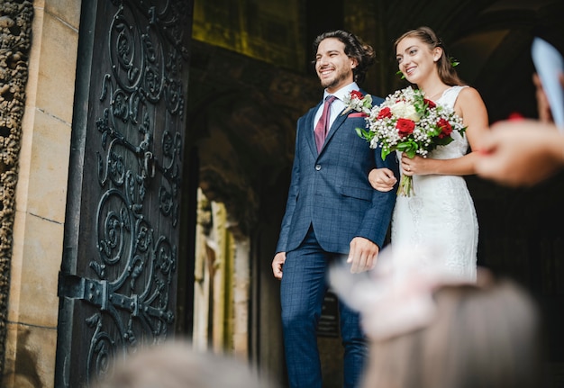 Pareja de recién casados saliendo de la iglesia