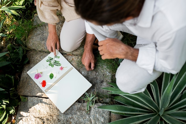 Pareja recogiendo flores durante las vacaciones