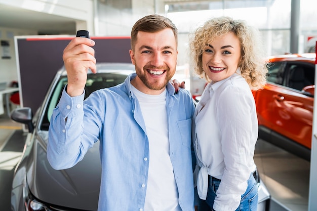 La pareja se regocija comprando un coche nuevo