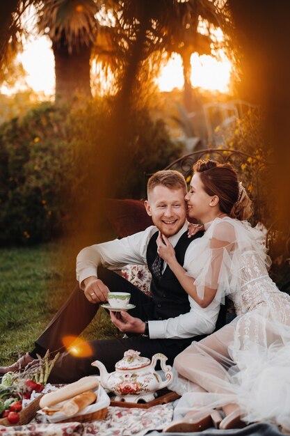 Una pareja se relaja al atardecer en Francia