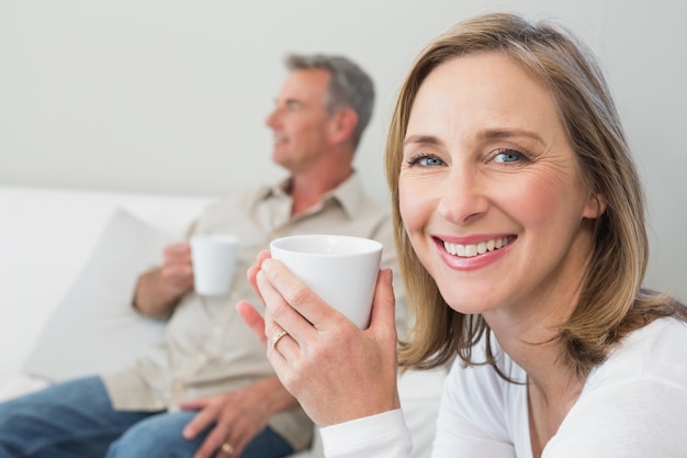 Pareja relajada con tazas de café