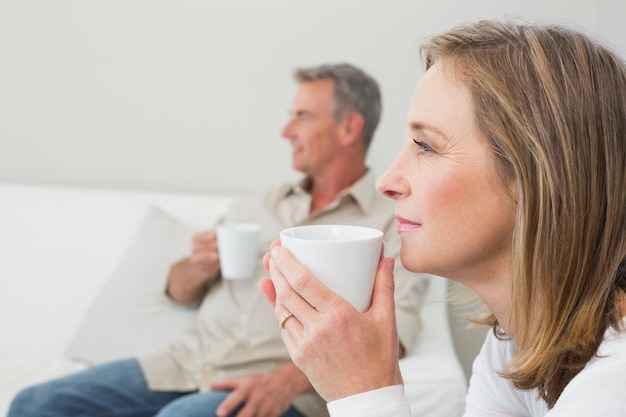 Pareja relajada con tazas de café