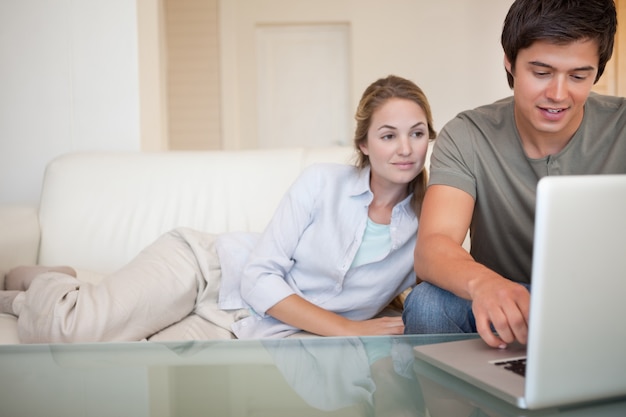 Pareja relajada usando una computadora portátil