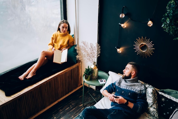 Pareja relajándose en un hermoso dormitorio decorado