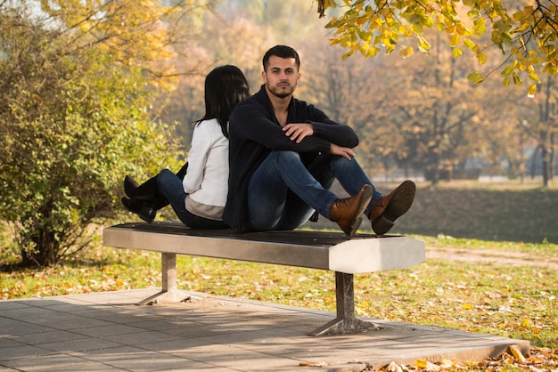 pareja, relajante, en, banco, en, otoño, parque