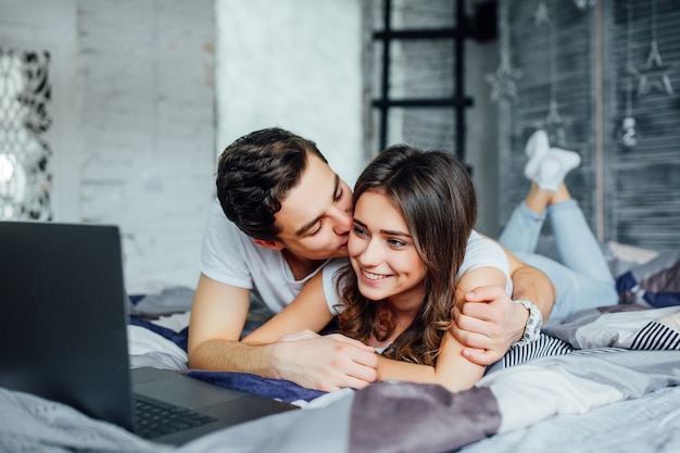 Pareja, relajante, en cama