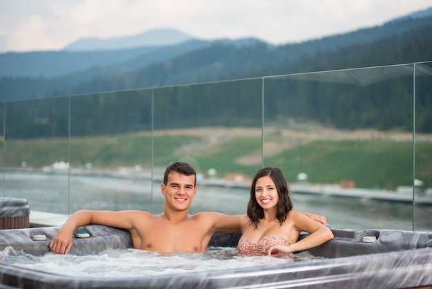 Pareja relajante disfrutando jacuzzi jacuzzi baño de burbujas