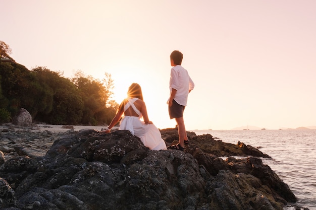 Pareja relajante hermosa puesta de sol en Koh Lipe Beach Tailandia