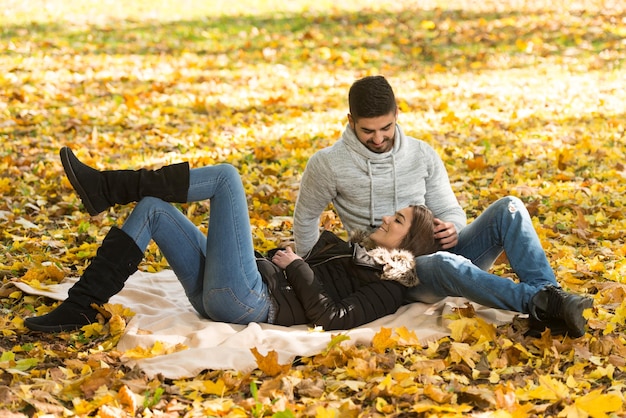 pareja, relajante, en, manta, en, otoño, parque