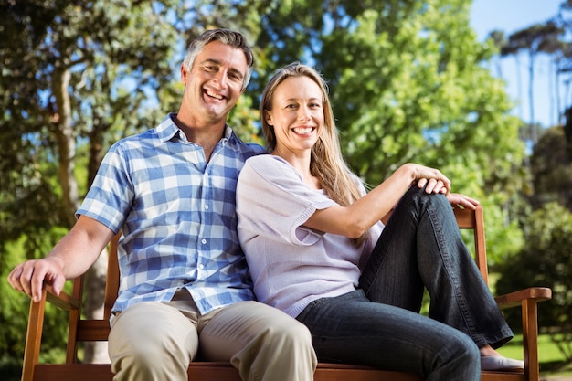 Foto pareja relajante en el parque en el banco