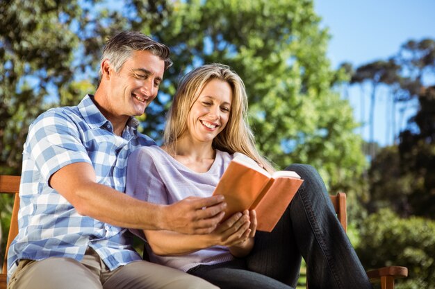 Pareja relajante en el parque en el banco