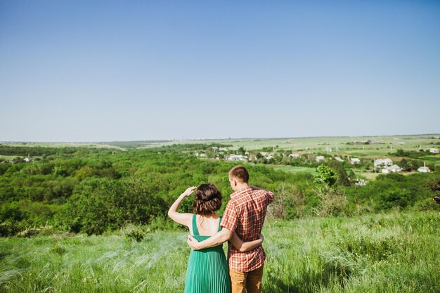 Pareja relajarse en el bosque Bosque verde y pradera en verano Campo