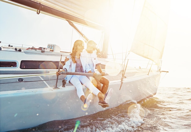 Pareja relajarse viaje en barco y puesta de sol en el océano para vacaciones de viaje vacaciones de verano o tiempo romántico de calidad Crucero en yate de lujo hombre y mujer vinculación y navegación feliz juntos para la aventura de amor en el mar